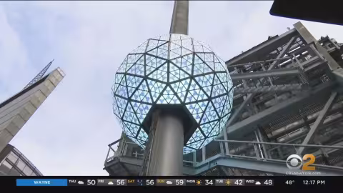 Les Américains attendent toujours 2022 et la chute de la boule du réveillon à Times Square