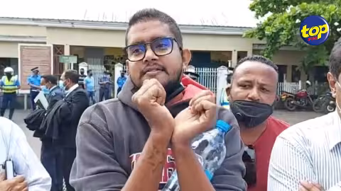 Transféré au beau milieu de la nuit d’un poste de police à un autre: « Mo pa koner kifer ine prend moi et ine amen moi avec menottes », déplore Vashil Jasgray