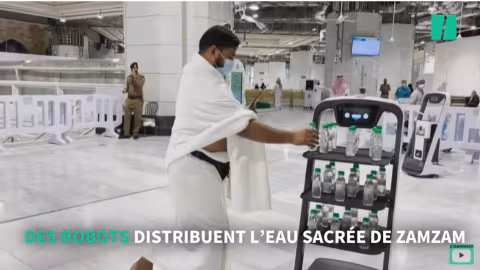 Des robots distribuent de l’eau sacrée à la Mecque